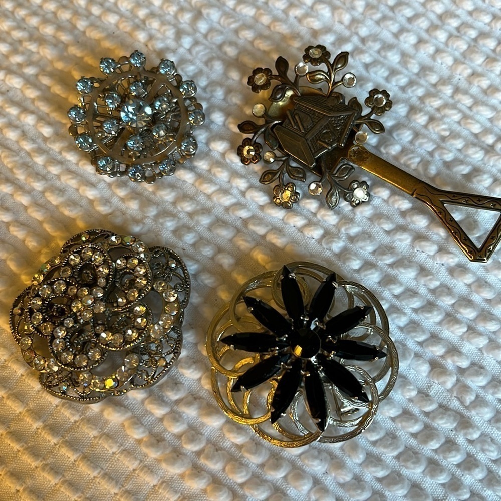 Brooch pins. Set of four.